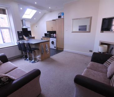 3 bedroom flat to rent - Photo 4