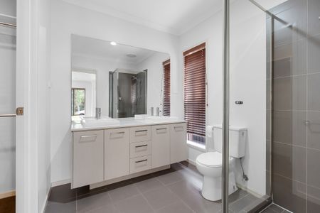 13 Page Close, Pakenham VIC 3810 - House For Rent | Domain - Photo 5