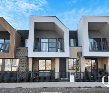 Park Facing Delight in the Heart of Woodlea! - Photo 3