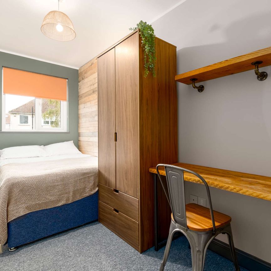 OX Living is proud to present this high-quality 7-bedroom co-living property, perfect for working professionals looking for stylish, stress-free living. Room 6 - Photo 1