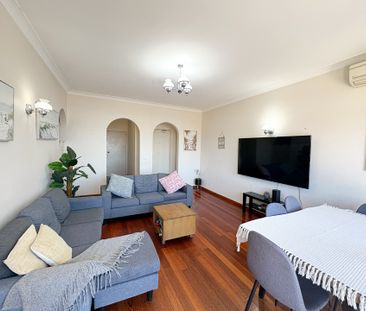 TOP FLOOR FURNISHED APARTMENT WITH VIEWS ACROSS BOTANY BAY - Photo 2