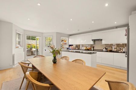 5 bedroom mews to rent - Photo 4