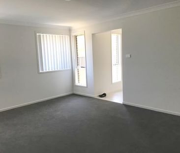 Modern Family Home close to Hunter Expressway - Photo 2