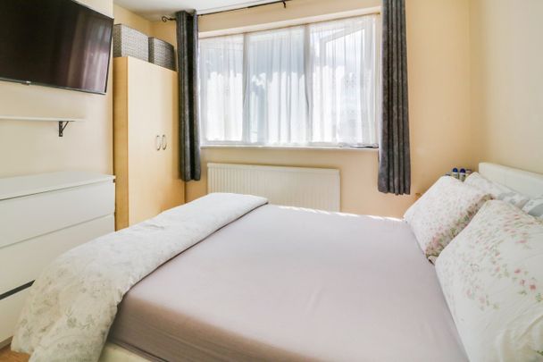 Reynolds Drive, Edgware, HA8 - Photo 1