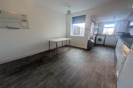 4 bedroom terraced house to rent - Photo 3