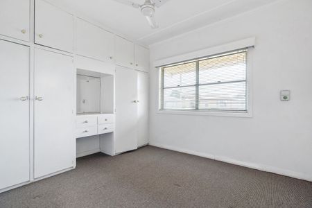 NEAT & TIDY, THREE BEDROOM HOUSE, IN CENTRAL LOCATION - WATER USAGE INCLUDED - Photo 5