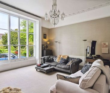 A magnificent raised ground floor apartment, offering space and pre... - Photo 1