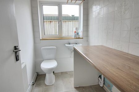 3 bedroom end of terrace house to rent - Photo 3