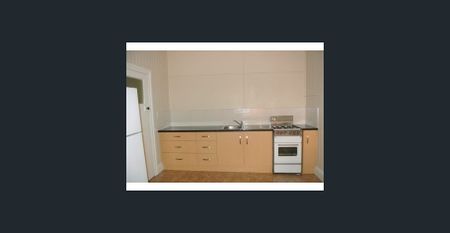 1 Bedroom Furnished Unit - Great Location! - Photo 3