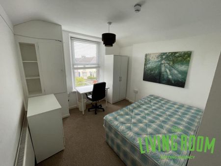 3 bedroom flat to rent - Photo 4