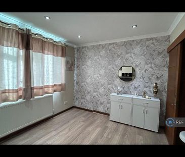 4 bedroom semi-detached house to rent - Photo 2