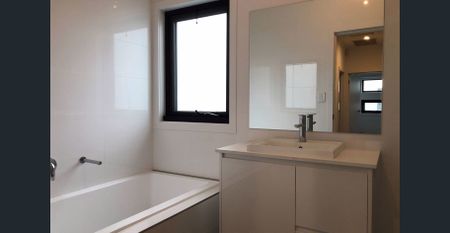 Modern 3 bedroom townhouse perfect summer location! - Photo 5