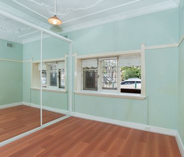 Character Home in Prime Oatley Location - Photo 3