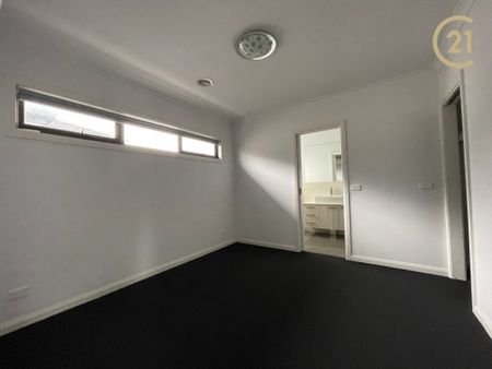 Beautiful, Modern & Spacious Townhouse! - Photo 4