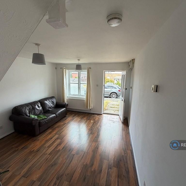 2 bedroom end of terrace house to rent - Photo 1
