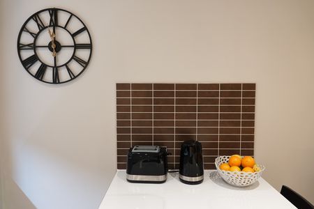 1 Bed Flat, Queen Square, BN1 - Photo 4