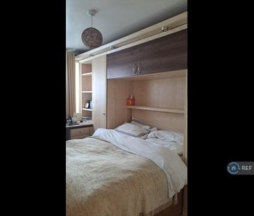 1 bedroom in a flat share to rent - Photo 5