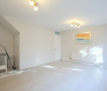 3 Bedroom Mid Terraced House, Westbridge Road, London - Photo 1