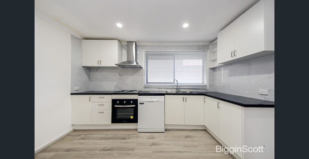 Cozy 2-Bedroom in the Heart of Mount Waverley - Photo 1