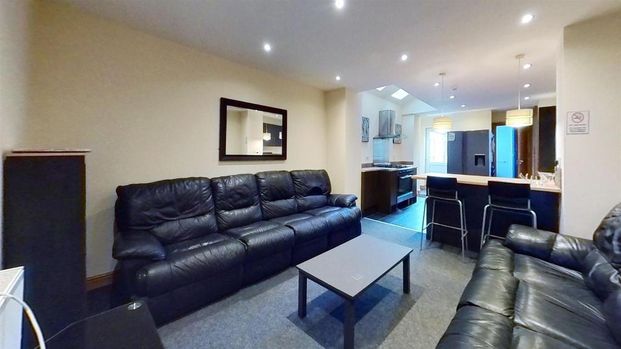 6 bedroom house to rent - Photo 1