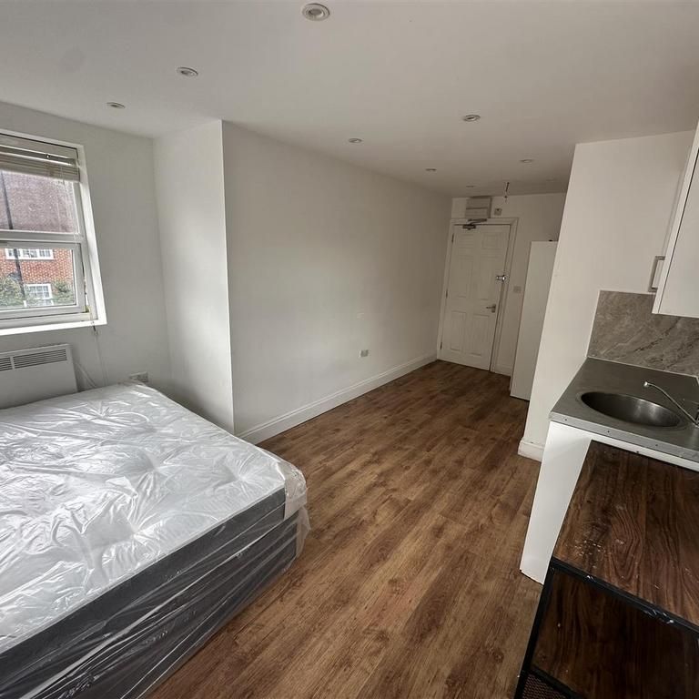 Studio to rent - Photo 1