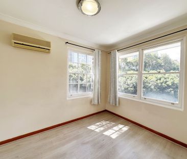 Convenient & Comfortable Townhouse in Prime Location - Photo 2