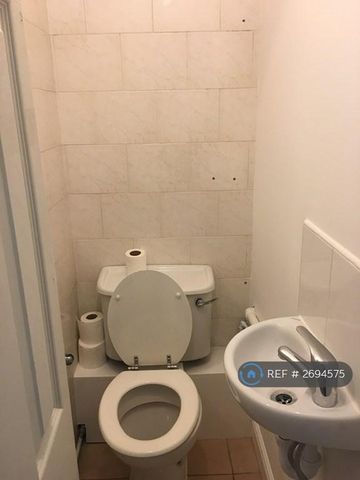 1 bedroom in a house share to rent - Photo 5