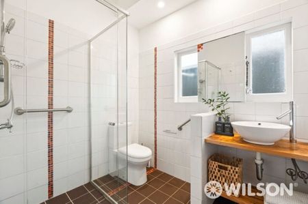 Renovated Art Deco - 9 MONTH LEASE PREFERRED - Photo 2