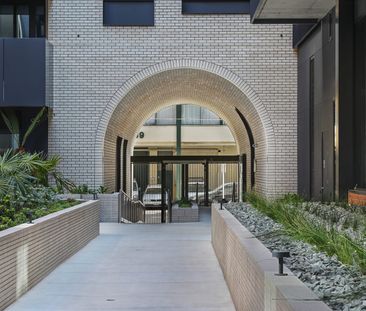 Furnished Studio Apartment with Big-Living Energy - Photo 6