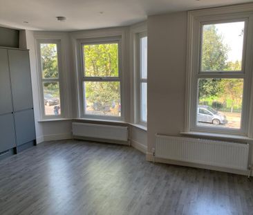 2 Bed Flat, Gap Road, SW19 - Photo 5