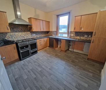 3 bedroom flat to rent - Photo 3