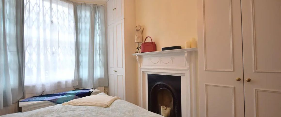 2 bedroom flat in London - Photo 1