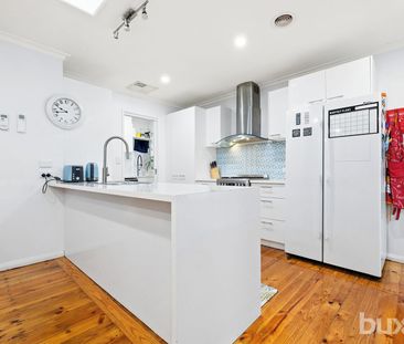 RENOVATED SPACIOUS 2 BEDROOM UNIT WITH TWO LIVING AREAS - Photo 3