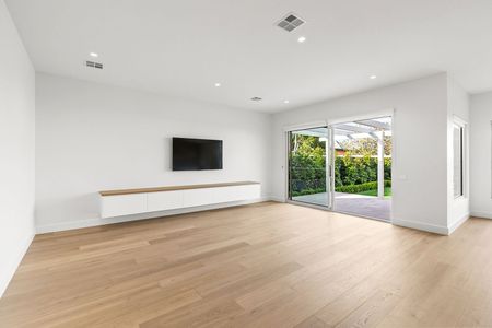 Luxurious Family Living in the Heart of Huntingdale! - Photo 4