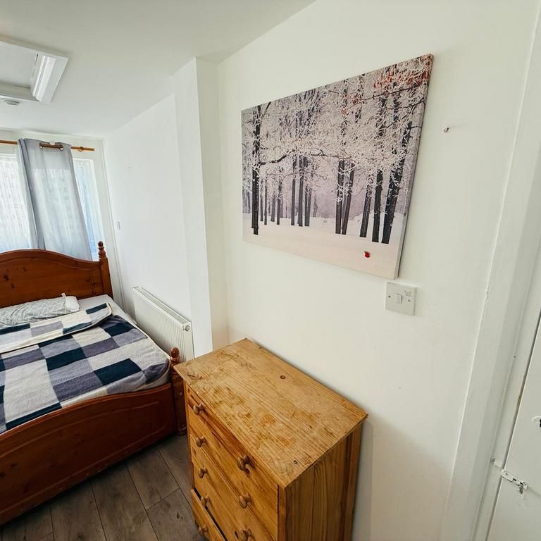 1 bedroom in a house share to rent - Photo 1