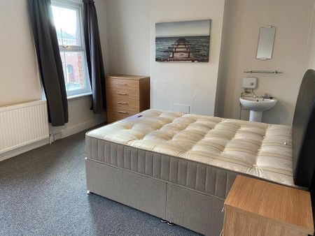 1 bedroom in a house share to rent - Photo 4