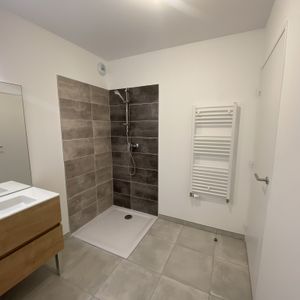 SAINT ETIENNE APPARTEMENT T2 MEUBLE AVEC TERRASSE ET PLACE DE PARKING - Photo 2