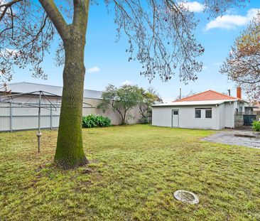 Perfect family home on a tree-lined street - Photo 2