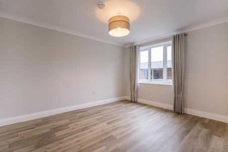 4 bedroom end of terrace house to rent - Photo 5