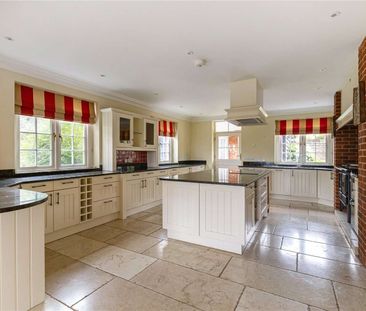 An immaculate six bedroom house with swimming pool at the heart of ... - Photo 6
