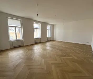 Großzügige und moderne 4-Zimmer-Altbauwohnung mit hofseitigem Balkon zu mieten in 1010 Wien - Photo 1