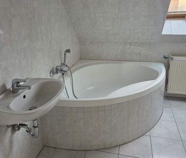 Wohlfühlwohnung unterm Dach! Wohnküche ... Tageslichtbad mit Wanne ... - Photo 2