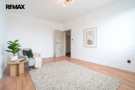 Pronájem prostorného bytu 3+1 s balkonem a sklepem | Ostroměř - Photo 2