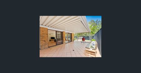 Family Home in the Heart of Elanora - Photo 2