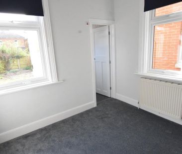 2 bedroom ground floor flat to rent - Photo 2