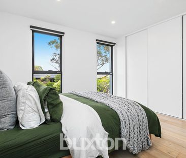 Stunning, Executive 2 Bedroom, 2 Bathroom Townhouse! - Photo 3