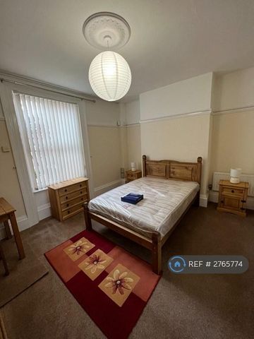 1 bedroom in a house share to rent - Photo 2