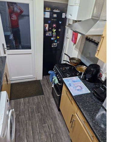 1 bedroom in a house share to rent - Photo 2