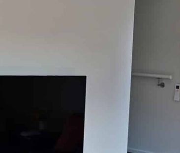 Fully Furnished Inner-City Apartment – Just Move In! - Photo 2