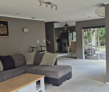 Charming 3BR+2.5 Bathroom Home in New Lynn - Photo 1